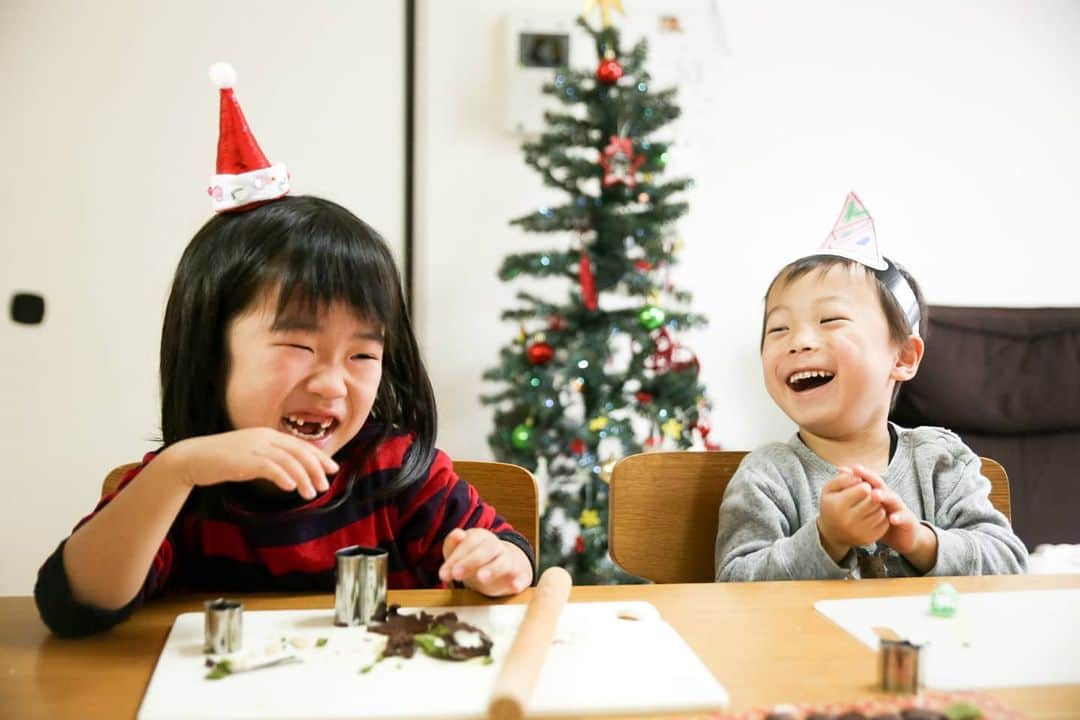 石井寛子さんのインスタグラム写真 - (石井寛子Instagram)「メリークリスマス🎄🎅  ヘクセンハウス作り なんとか完成！  艶出しにはまって 卵黄べとべとになったり クッキー少しこげたり👼  そんなハプニングも笑いとばしながら こどもたちと一緒に 全工程を楽しみました🍪  サンタさんにも 少しだけおすそわけ💌  #クリスマス  #ヘクセンハウス #無印良品  #2歳差育児」12月26日 2時13分 - ishiihiroko