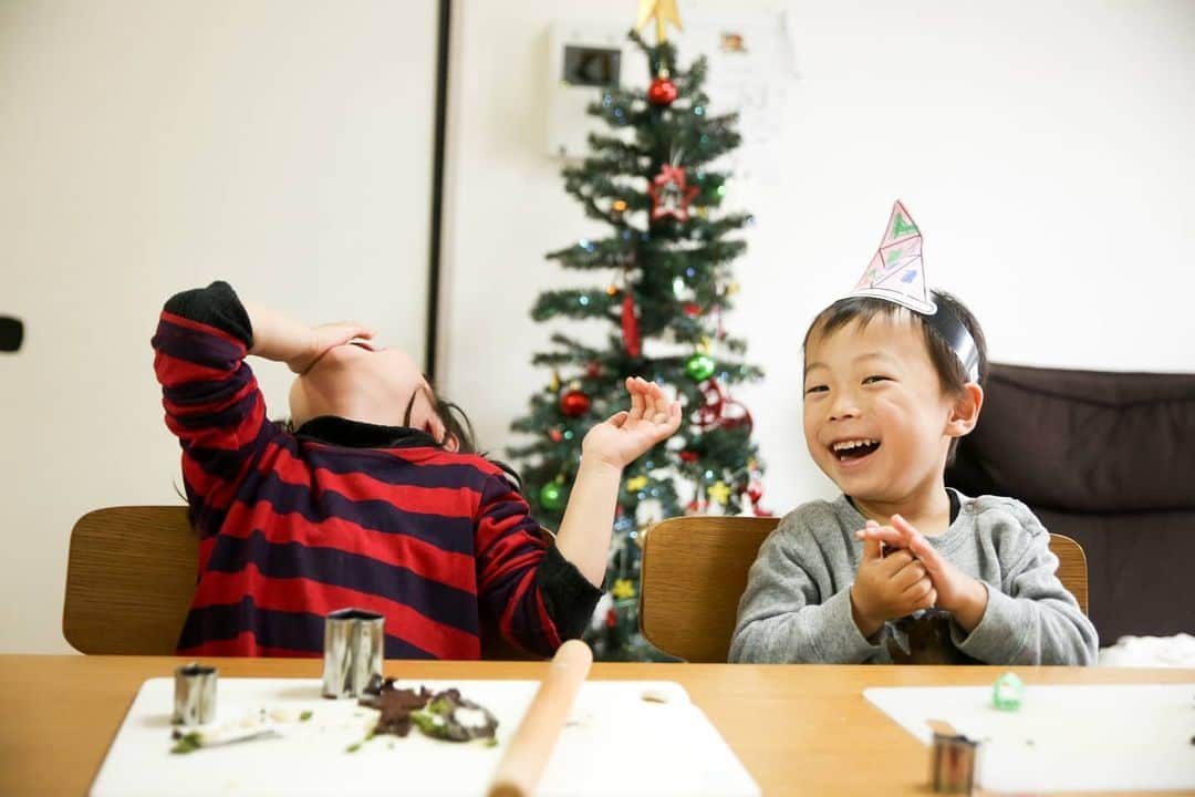 石井寛子さんのインスタグラム写真 - (石井寛子Instagram)「メリークリスマス🎄🎅  ヘクセンハウス作り なんとか完成！  艶出しにはまって 卵黄べとべとになったり クッキー少しこげたり👼  そんなハプニングも笑いとばしながら こどもたちと一緒に 全工程を楽しみました🍪  サンタさんにも 少しだけおすそわけ💌  #クリスマス  #ヘクセンハウス #無印良品  #2歳差育児」12月26日 2時13分 - ishiihiroko