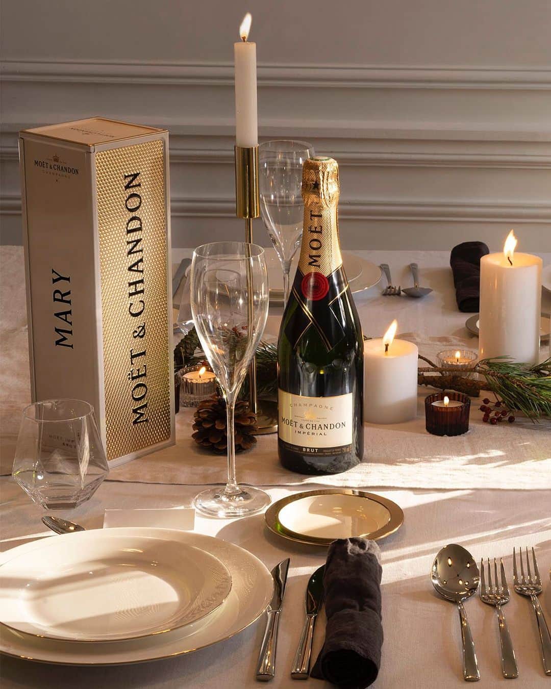 Moët & Chandon Officialさんのインスタグラム写真 - (Moët & Chandon OfficialInstagram)「Joy is better when shared, and so is champagne! Enjoy a delicious moment with your loved ones around the table, on this most special of days. #MoetChandon #MoetImperial #AtHomeWithMoet . This material is not intended to be viewed by persons under the legal alcohol drinking age or in countries with restrictions on advertising on alcoholic beverages. ENJOY MOËT RESPONSIBLY.」12月26日 2時23分 - moetchandon