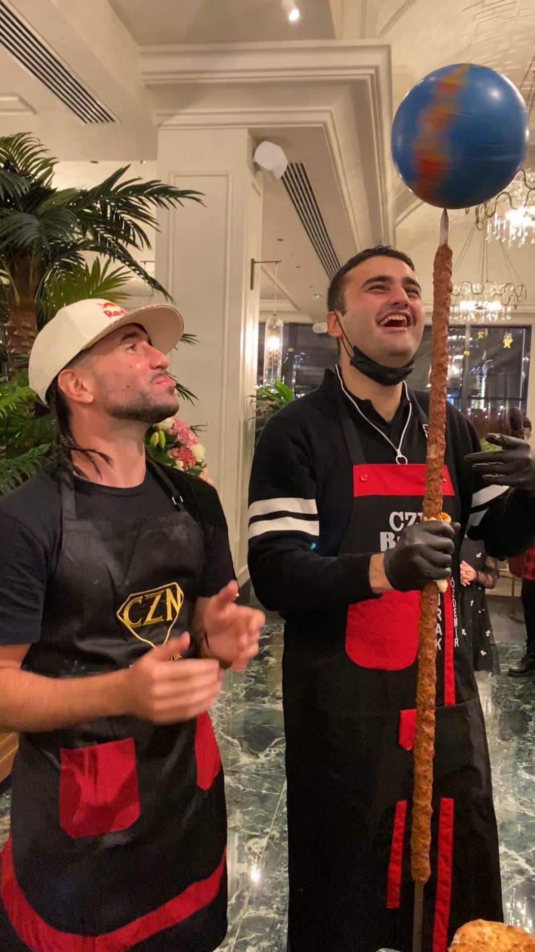 ショーン・ガルニエのインスタグラム：「What a night ! Amazing restaurant, amazing food, amazing show, amazing person  ENJOY 👍🏻👌🏻🤙🏻 🔹 Quel soirée en compagnie de mon nouvel ami @cznburak dans son nouveau restaurant !」