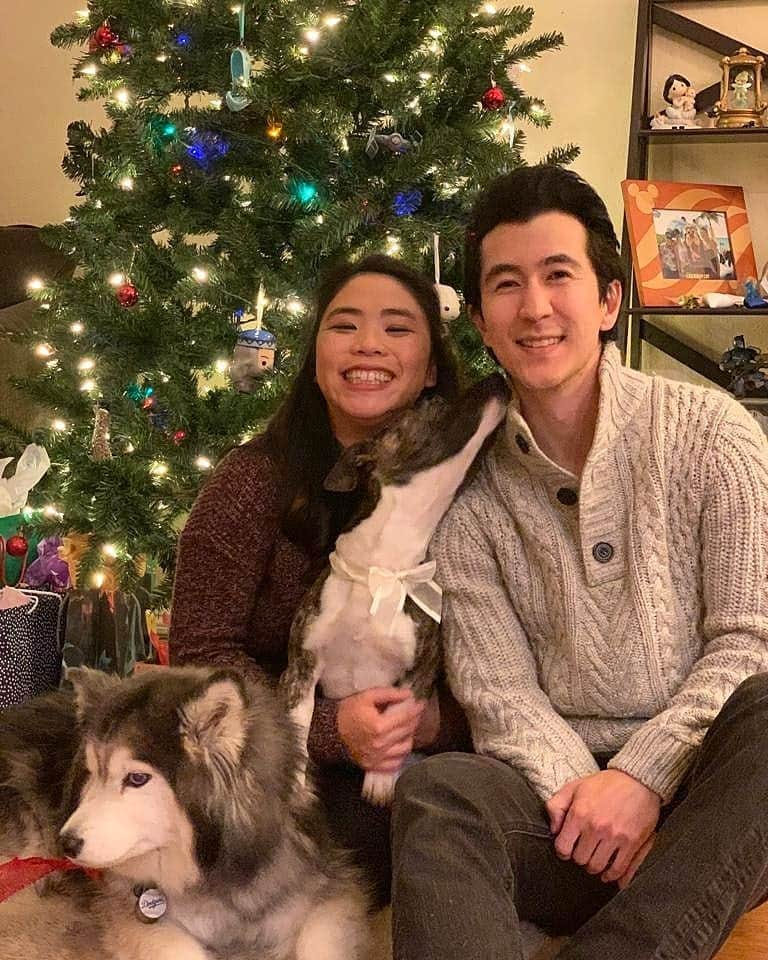 ベアトリサ・リャンのインスタグラム：「MERRY CHRISTMAS from ours to yours! Wishing everyone a SAFE 😷 and HEALTHY ☺️ holiday season. Everything looks different this year but I hope that we have all gotten to this point and become stronger, more compassionate, wiser humans. ❤️   #bekind #merrychristmas #wearamask #doge #family」