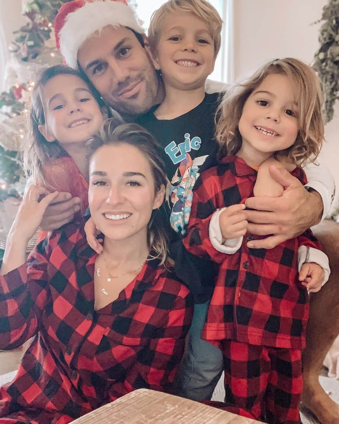 Jessie Jamesさんのインスタグラム写真 - (Jessie JamesInstagram)「We had a Happy Christmas morning! The babies were SO grateful they kept  smoochin us and hugging us saying “today is the best day ever!!” It was an amazing morning 🥰We had cinnamon rolls, scrambled eggs and sausage balls for breakfast and now I will start cookin for Christmas dinner! Hope y’all are having a beautiful day!! Merry Christmas y’all✨」12月26日 2時22分 - jessiejamesdecker