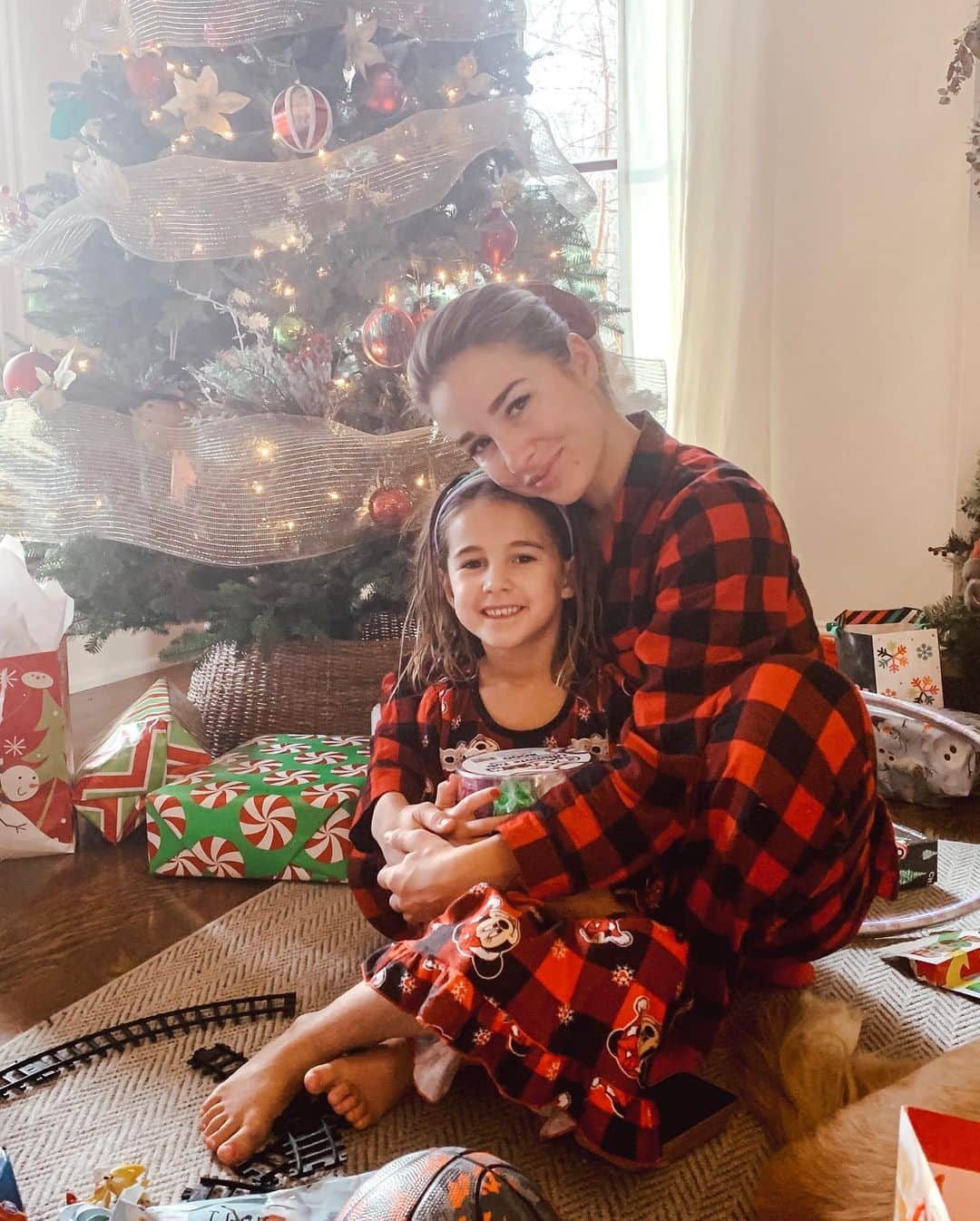 Jessie Jamesさんのインスタグラム写真 - (Jessie JamesInstagram)「We had a Happy Christmas morning! The babies were SO grateful they kept  smoochin us and hugging us saying “today is the best day ever!!” It was an amazing morning 🥰We had cinnamon rolls, scrambled eggs and sausage balls for breakfast and now I will start cookin for Christmas dinner! Hope y’all are having a beautiful day!! Merry Christmas y’all✨」12月26日 2時22分 - jessiejamesdecker