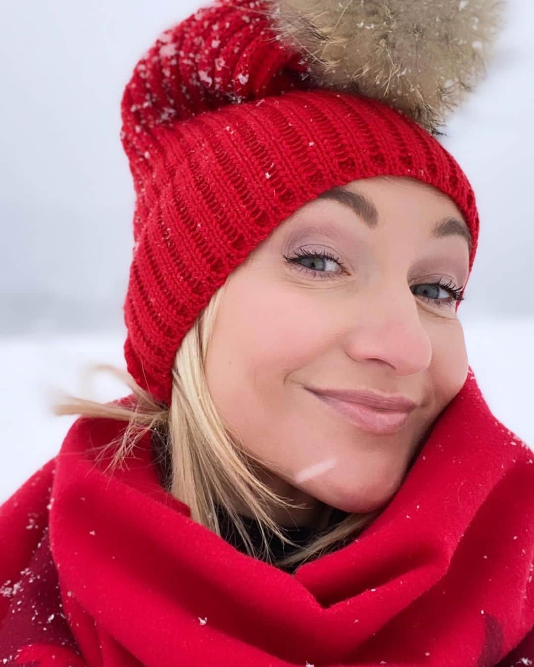 のインスタグラム：「Merry Christmas to everyone 🎄🎁 I wish everybody health and happiness! Let’s hope that all returns to normal soon! ♥️ _ #christmas #wish #love #hope #happy #snow #whitechristmas」