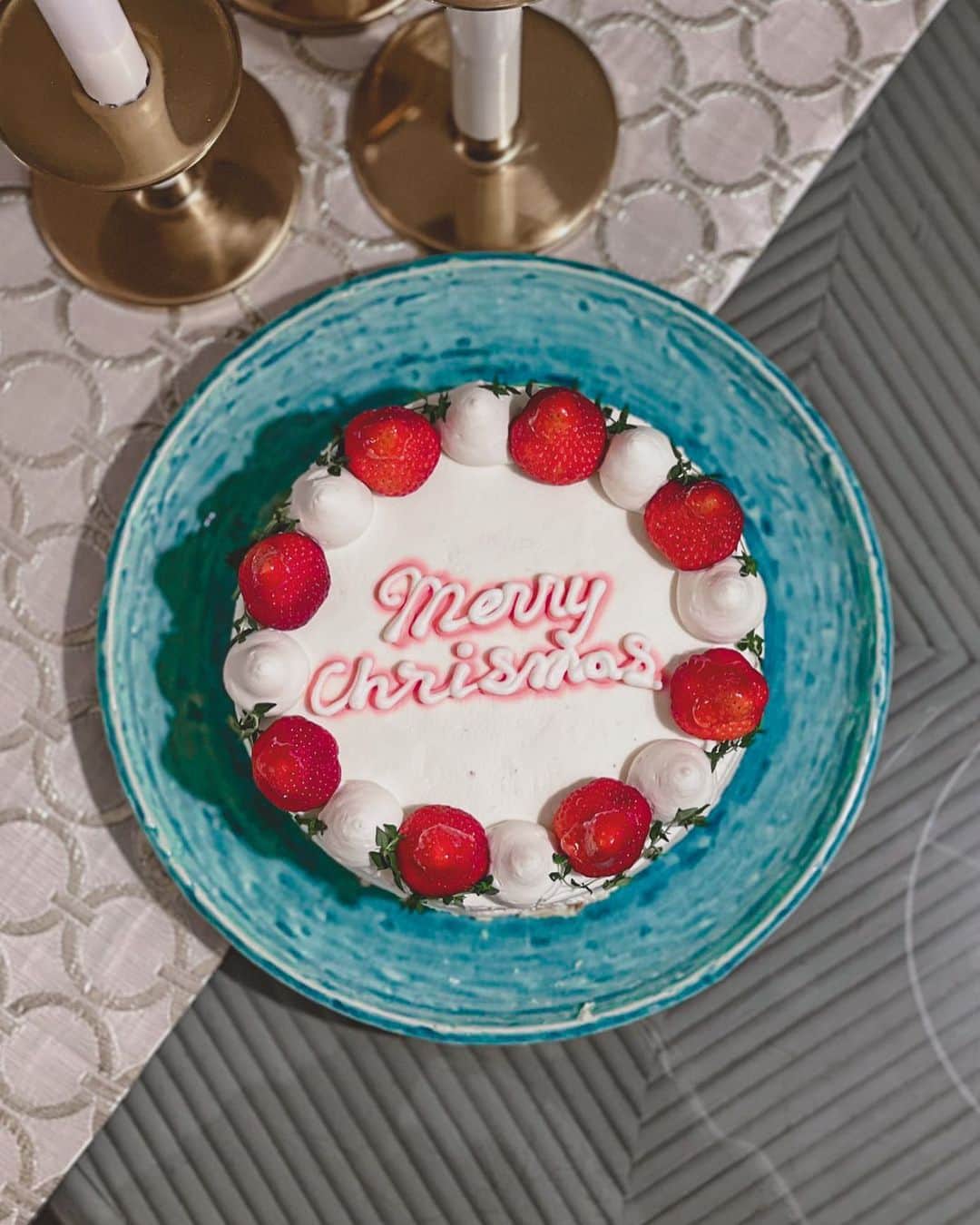 上野智子のインスタグラム：「Merry Merry Christmas with @gakudai.aworks ❤️💚かわいくておいしくて幸せでした🎅 photo by @ken_tsro   #happyholidays #aworks #チーズケーキ #学芸大学カフェ」