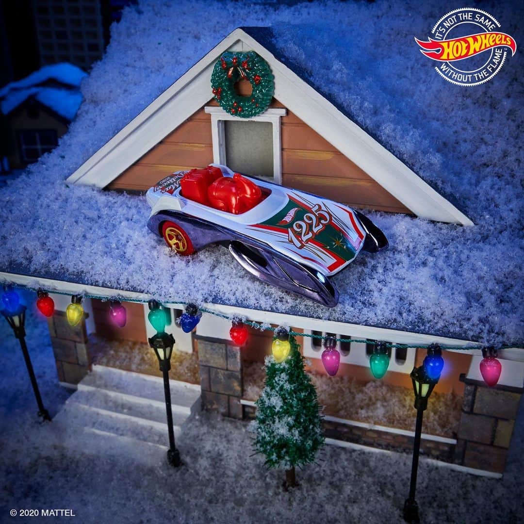 Hot Wheelsさんのインスタグラム写真 - (Hot WheelsInstagram)「Q: How much does it cost Santa to park his sled?  A: Nothing, it’s on the house! ⁣From our family to yours, Happy Holidays from #HotWheels! 🎅」12月26日 2時30分 - hotwheelsofficial