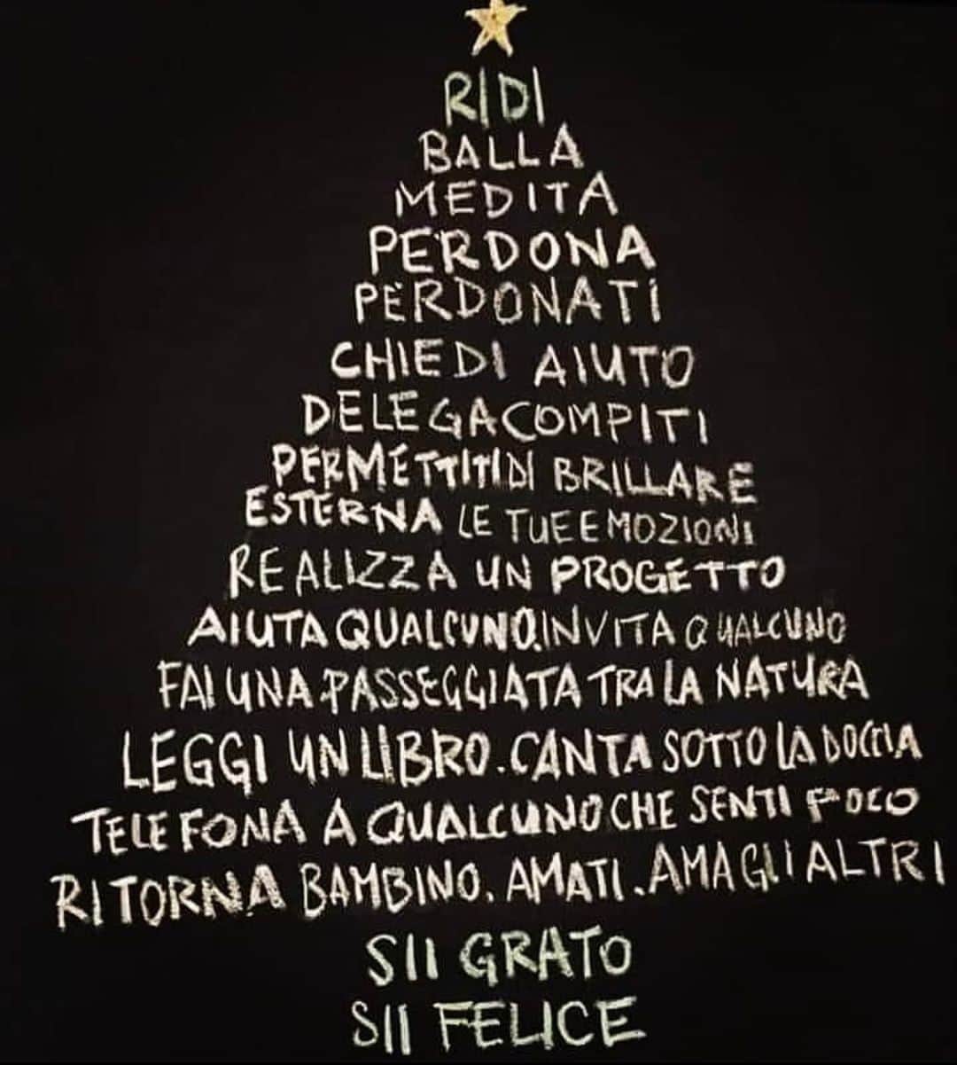 フランチェスカ・ピッチニーニのインスタグラム：「Buon Natale 🎄💫」