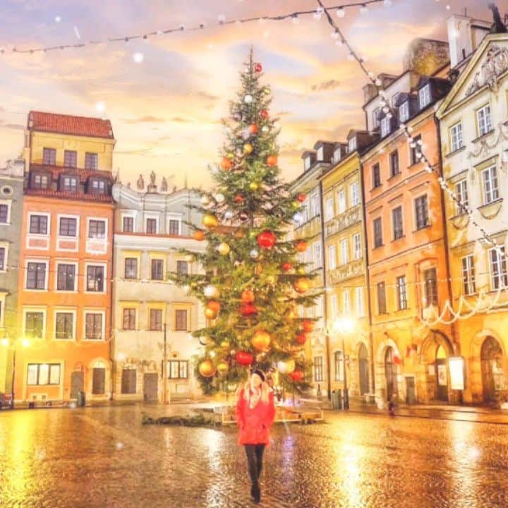 アリサ・ラモスのインスタグラム：「Merry Christmas and Happy Holidays my friends!! ❄️🎄⛄🦌🤶🎅 . I hope you all got the gift of health, happiness, love, courage, optimism, perseverance, annnnddd maybe some wine or champagne 😁🥂🎁 . This holiday season I am feel more grateful than ever for the opportunities I've had to travel in the past during the holidays, like when my mom and I went to 4 countries in Europe to see the best Christmas Markets! . I hope we will all be extremely grateful to travel in the future, and savor every moment of it, and the people we are with, including yourselves!  . Much love to you all! Tell me what you're up to today!! . (I'm doing something brand new and spending xmas with the bf's fam!) . . #christmas2020 #merrychristmas #happyholidays #christmasmarkets #europe #warsaw #mylifesatravelmovie #gltlove #wearetravelgirls」