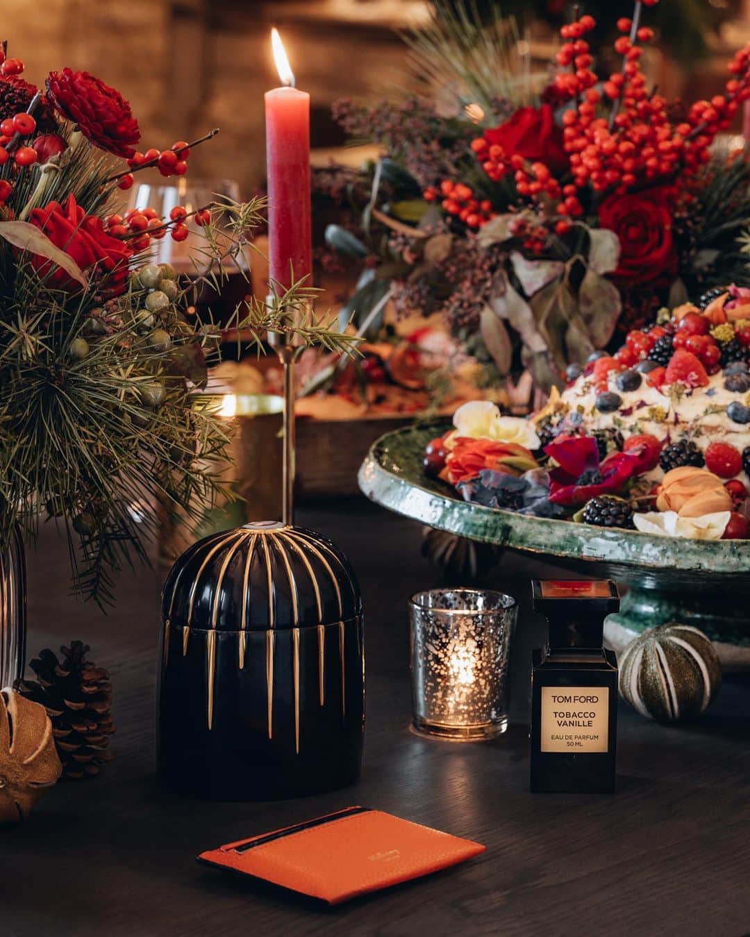 MR PORTERさんのインスタグラム写真 - (MR PORTERInstagram)「Time to eat, drink and be merry. And with a table like this, we won't be moving any time soon. Wishing all of our followers a very happy holiday. 🎄#MRPORTERLittleLuxuries」12月26日 2時42分 - mrporter