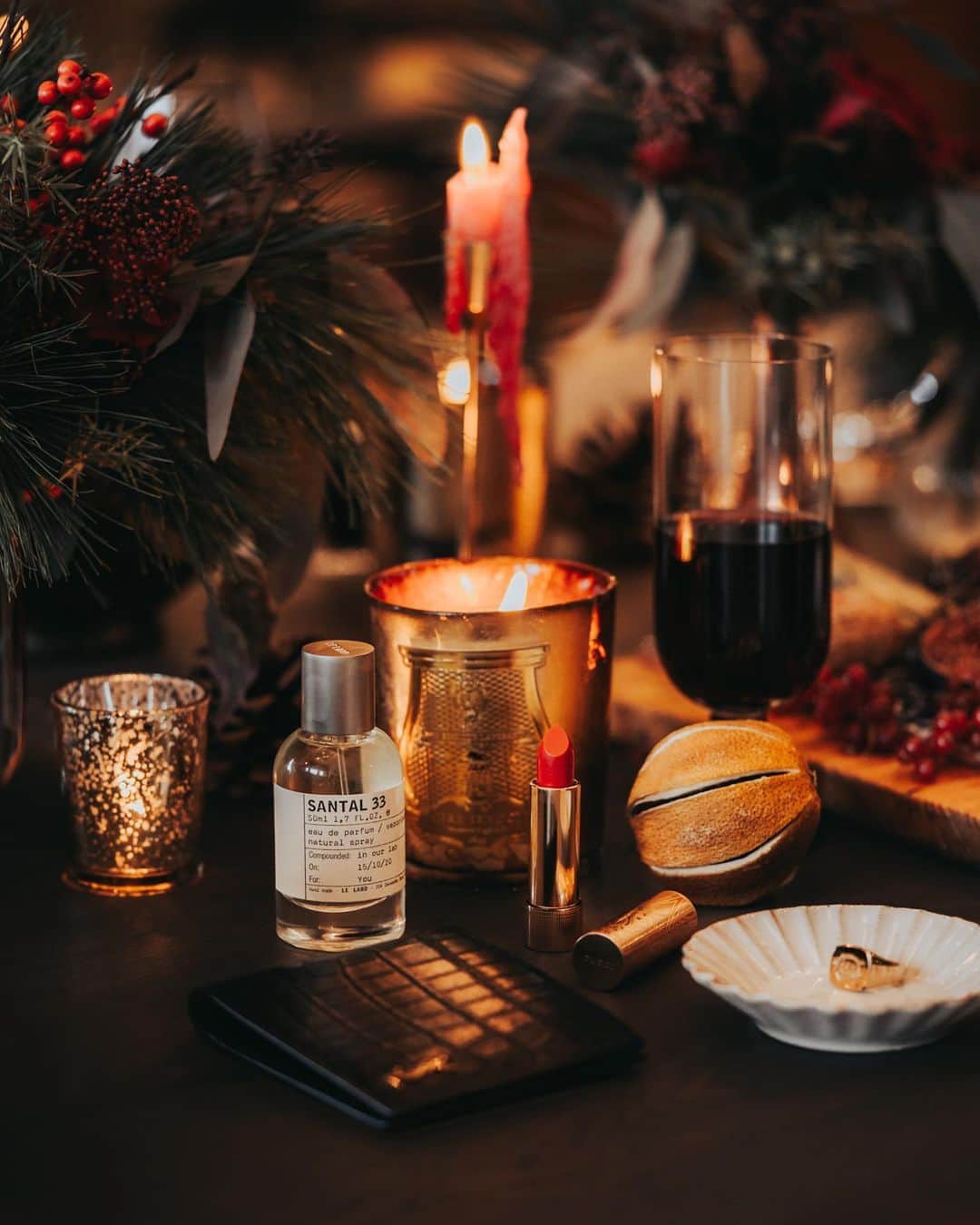 MR PORTERさんのインスタグラム写真 - (MR PORTERInstagram)「Time to eat, drink and be merry. And with a table like this, we won't be moving any time soon. Wishing all of our followers a very happy holiday. 🎄#MRPORTERLittleLuxuries」12月26日 2時42分 - mrporter