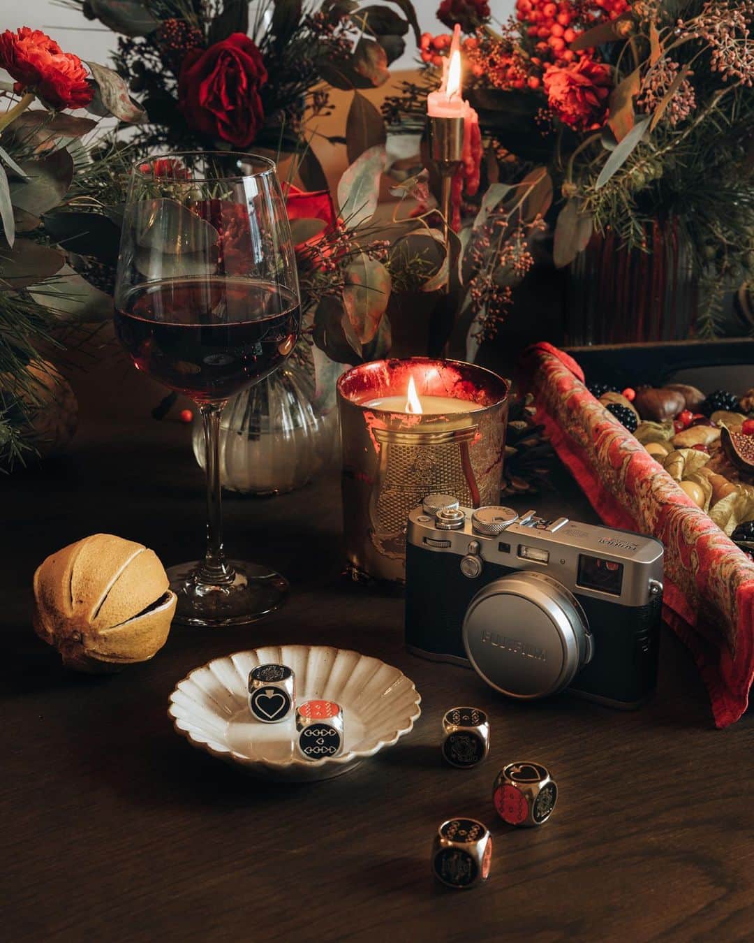 MR PORTERのインスタグラム：「Time to eat, drink and be merry. And with a table like this, we won't be moving any time soon. Wishing all of our followers a very happy holiday. 🎄#MRPORTERLittleLuxuries」