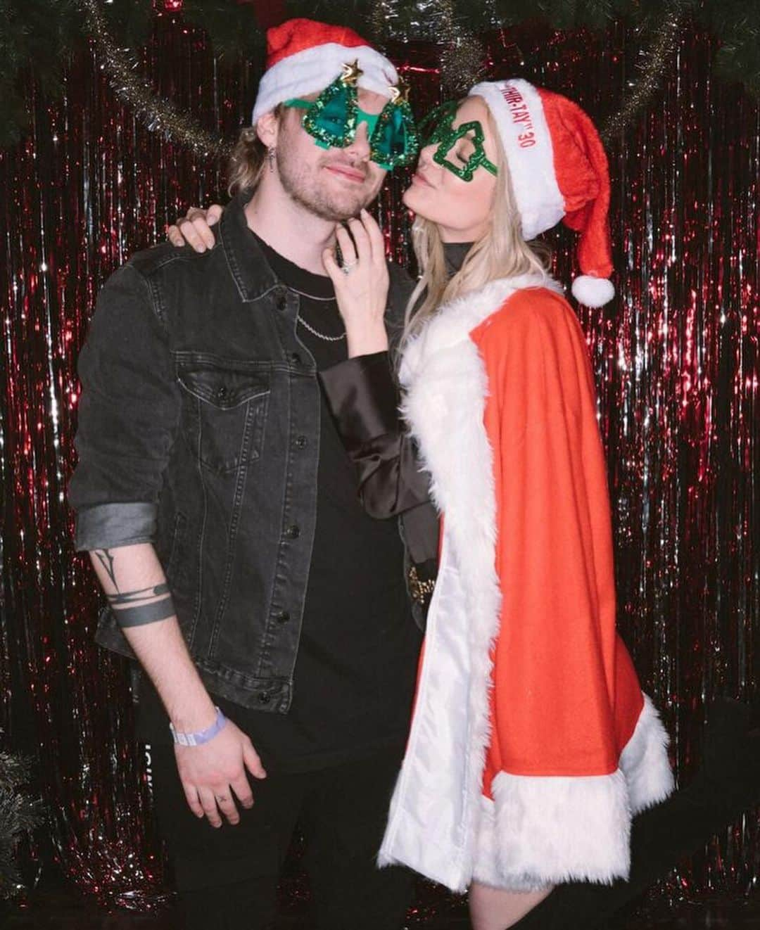 マイケル・クリフォードさんのインスタグラム写真 - (マイケル・クリフォードInstagram)「my relationship with Santa has definitely evolved」12月26日 2時42分 - michaelclifford