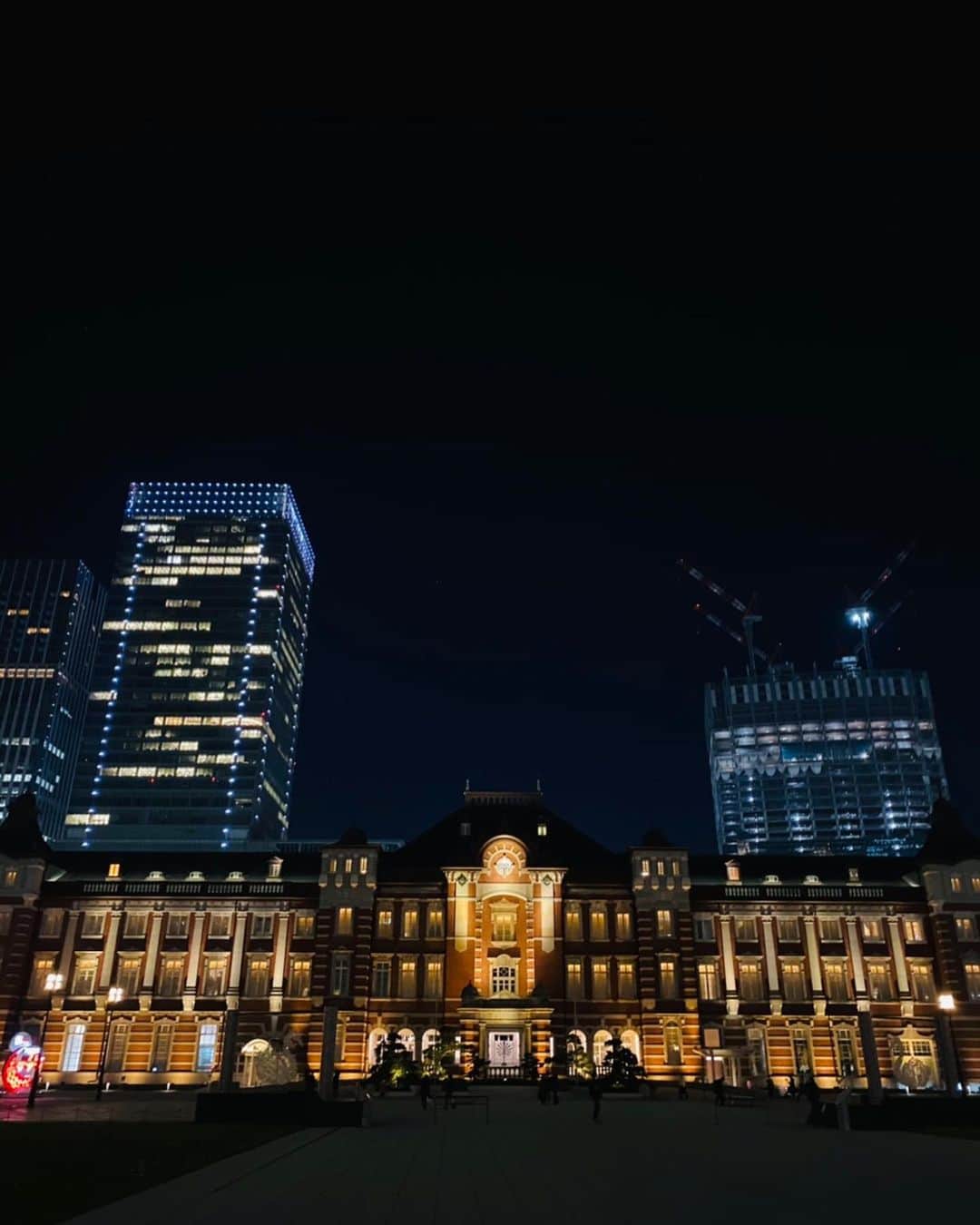 おおたうにさんのインスタグラム写真 - (おおたうにInstagram)「【32】MY PLAZA, Tokyo Station🎄🦢✨ 📷 @nikiricom 🦊 綺麗な白鳥がいる東京駅❣️ これ見てみたいなあ✨なかなか東京駅に行く機会がないので嬉しい。 #christmastreehunting2020 #ツリー狩り #借り物写真 #もう26日とかは言いっこなし」12月26日 2時45分 - outa_uni
