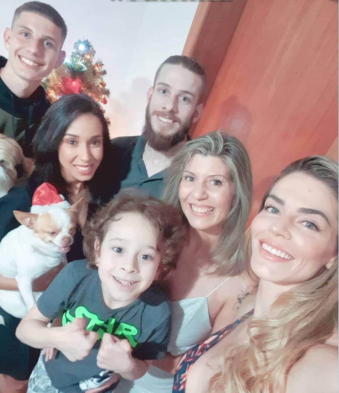 SuelleOliveiraのインスタグラム：「Feliz Natal!!!!! 2020 o ano que veio para mostrar o que é essencial!  #familia #natal2020 #feliznatal #amigosecreto #netflixtop #gratiluz」