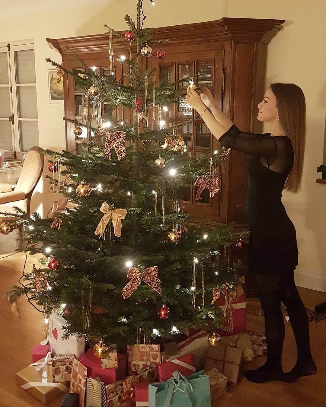 DE NUTTE Sarahのインスタグラム：「Merry Christmas everyone 🎄🥰 . Let's hope next year we can meet with the whole family again 🙏🏼」