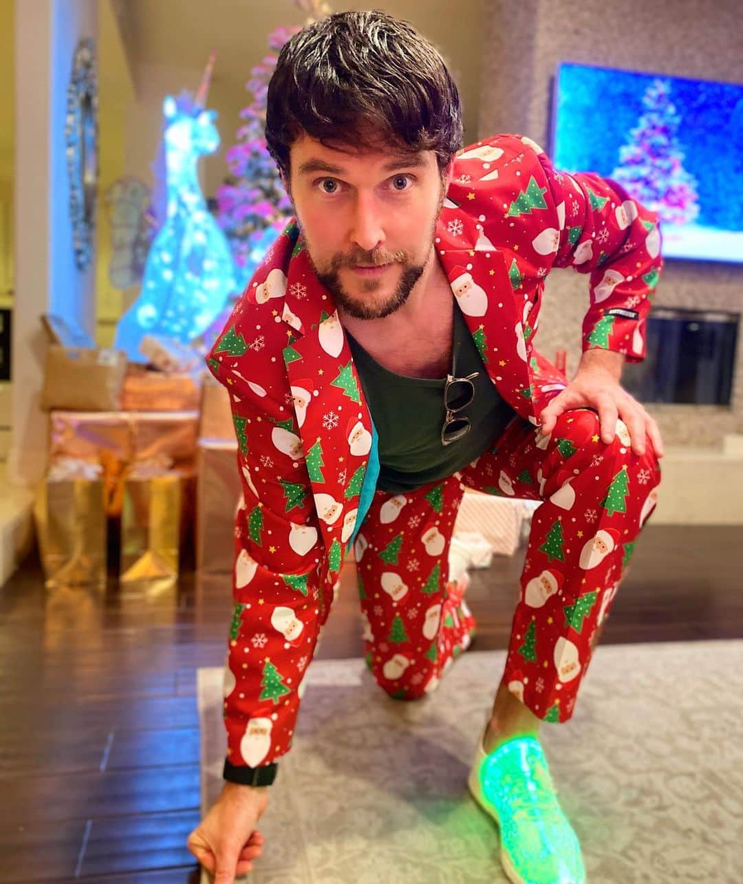 オウェイン・イオマンのインスタグラム：「Dressed in my Christmas Best! As you can see we take Christmas very seriously in our house!! And yes the shoes are neon LED. Only sad you can’t see the other one in red!! After a strange 2020 I want to wish all of you lovely folks a happy, healthy, bright and optimistic 2021. Let’s never take for granted the simple pleasure of being able to hang out with the ones we love! Whatever you may celebrate and whoever you are with this year I wish you and your families the safest, happiest and most fun filled holidays! With huge love from Me, Gigi, Everbelle and Phoenix X #dresstoimpress #christmas #xmas2020 #merrychristmas #happyholidays #holiday #christmassuit #peaceandlove #family #love #holidayseason #holidays #happy #whatarethose #santasuit #christmas2020 #lit #shoes #fancydress #christmastree #christmascracker」