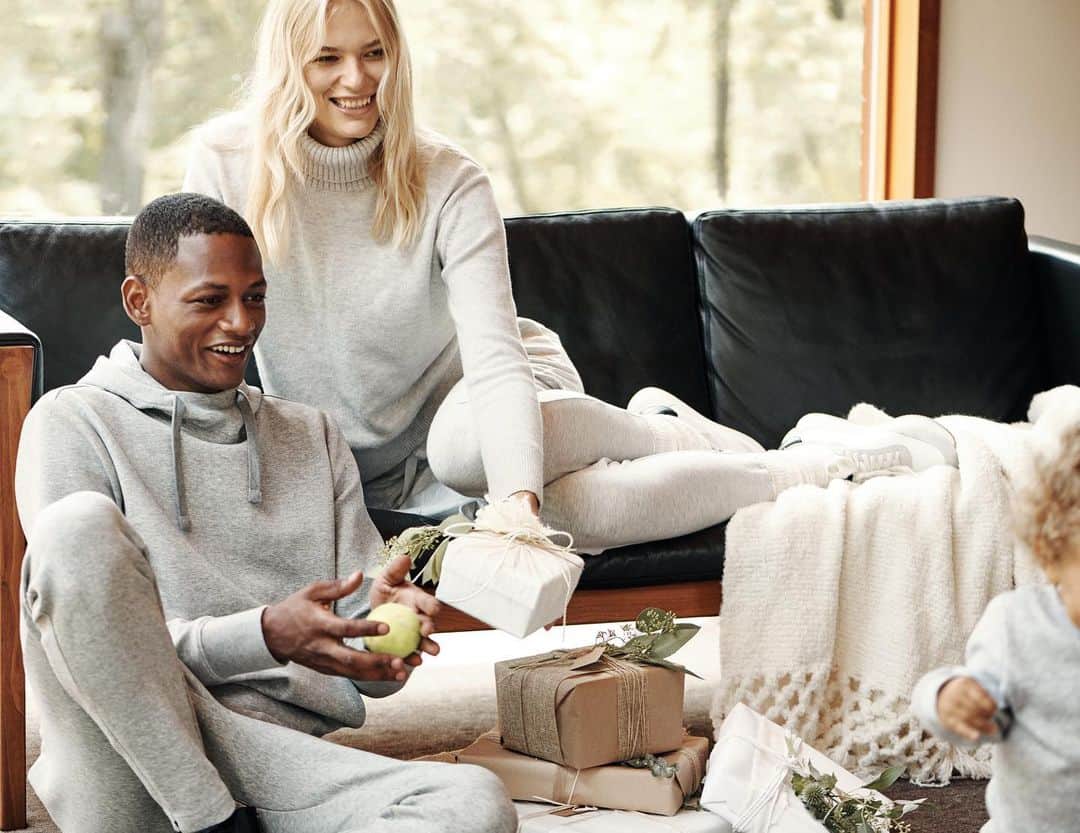 Banana Republic のインスタグラム：「The greatest gift is time with the ones you love. Happy Holidays to you and all your loved ones. With love, BR. #LoveThePresent」