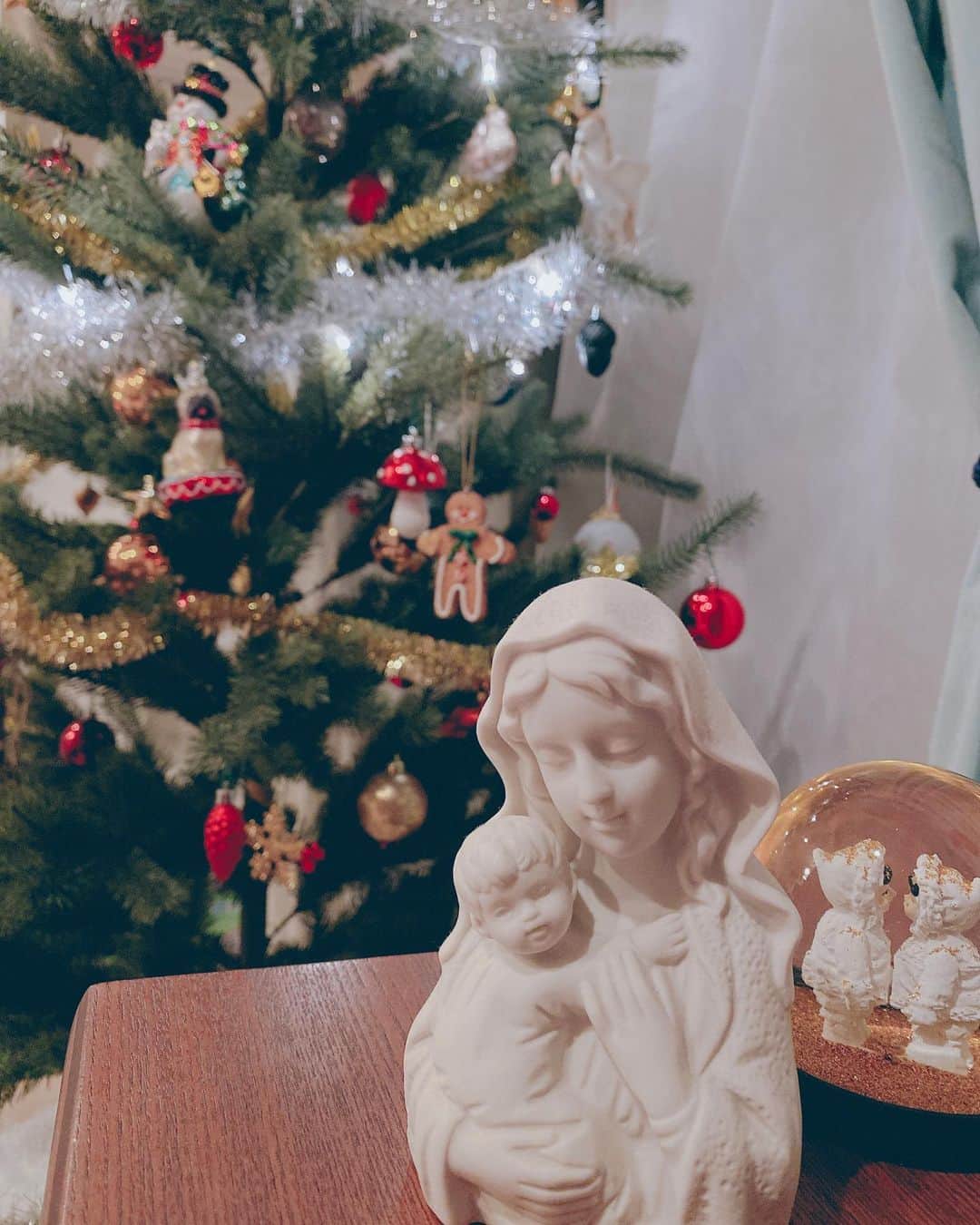 山口愛実のインスタグラム：「家族3人でまったり  今年は人生初クリスマスにミサにいかなかったしパーティーもしなかった 私の家系が代々カトリックなのでクリスマスに教会に行かないと私はそわそわしてしまうんだけど年配者の多い場所に行ってなんかあったらこわいなってことで自粛。  多分、一般的にみんなが神社とかパワースポット行く感覚に近いんだと思うけど 私にとって教会はまさにセーブポイント 迷いがある時は必ず聖堂で手を合わせ頭の中で神様に話しかける お願い事をするというより自分が何をなすべきかを相談して心のHPを回復させる感じ とくに今年は自分のとる行動が別の人の迷惑にはならないだろか今、自分に出来ることは？そんなことを多く考えた。お告げ的な光った鳩が飛んでくるってのはないんだけどそうやって自問自答してると不思議と答えが向こうからやって来てくれたりするからすきなんですよね  さぁ2020年も残りわずか 皆さまの健康とお幸せを心から祈っています とくに医療従事者の皆様！本当にありがとうございます みんなのマスクなしの笑顔が1日でも早く見れますように  I pray for the happiness of people all over the world. And hope that I can meet everyone's unmasked smiles as soon as possible.  LOVE❤️HOPE🕊 Merry Christmas & Happy Holidays ⭐️」