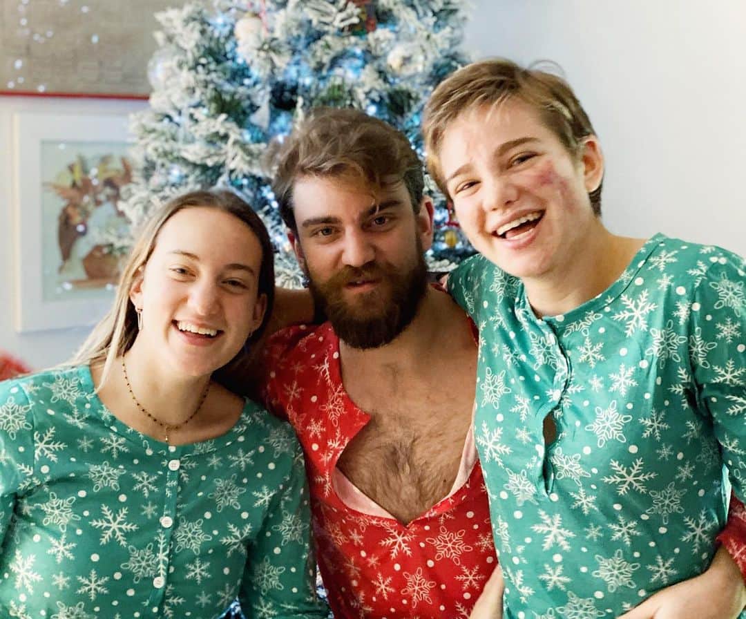 ベアトリーチェ・ヴィオのインスタグラム：「Finalmente le vacanze🎄da passare in famiglia... Sono partiti grandi tornei a Burraco: Renne Vs. Elfi 💥 Tanti auguri a tutti! 🥳」