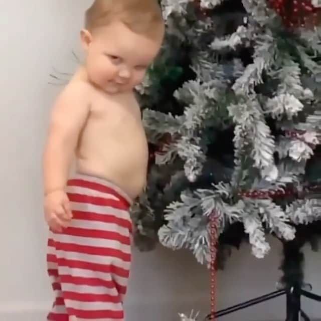 マット・マクゴリーのインスタグラム：「Merry Christmas y’all! Be good to yourself today, I’m sending everyone love ❤️ Repost @violadavis and @behzaddabu was right...this is definitely baby me.」