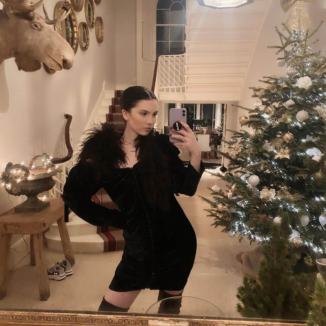 マヤ・ヘンリーのインスタグラム：「Happy Holidays everyone🖤」