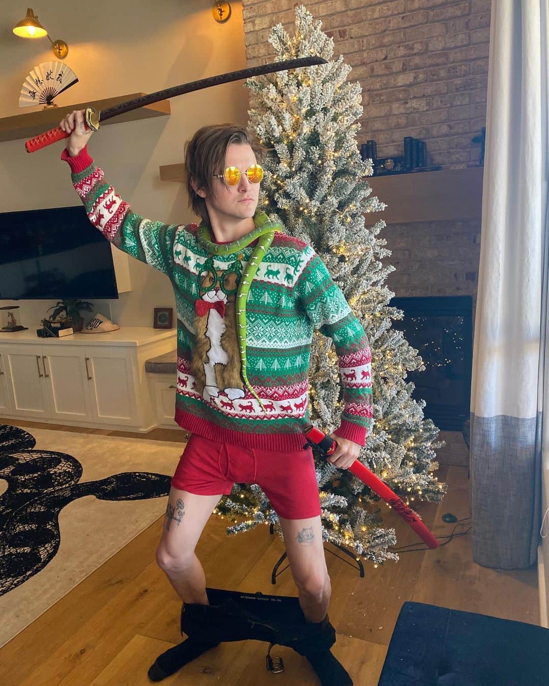 のインスタグラム：「MERRY CHRISTMAS OR ELSE 🎄🐉🗡」