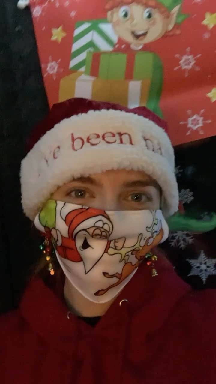 のインスタグラム：「A very 2020 holiday season. #2020 #merrychristmas #quarantine」