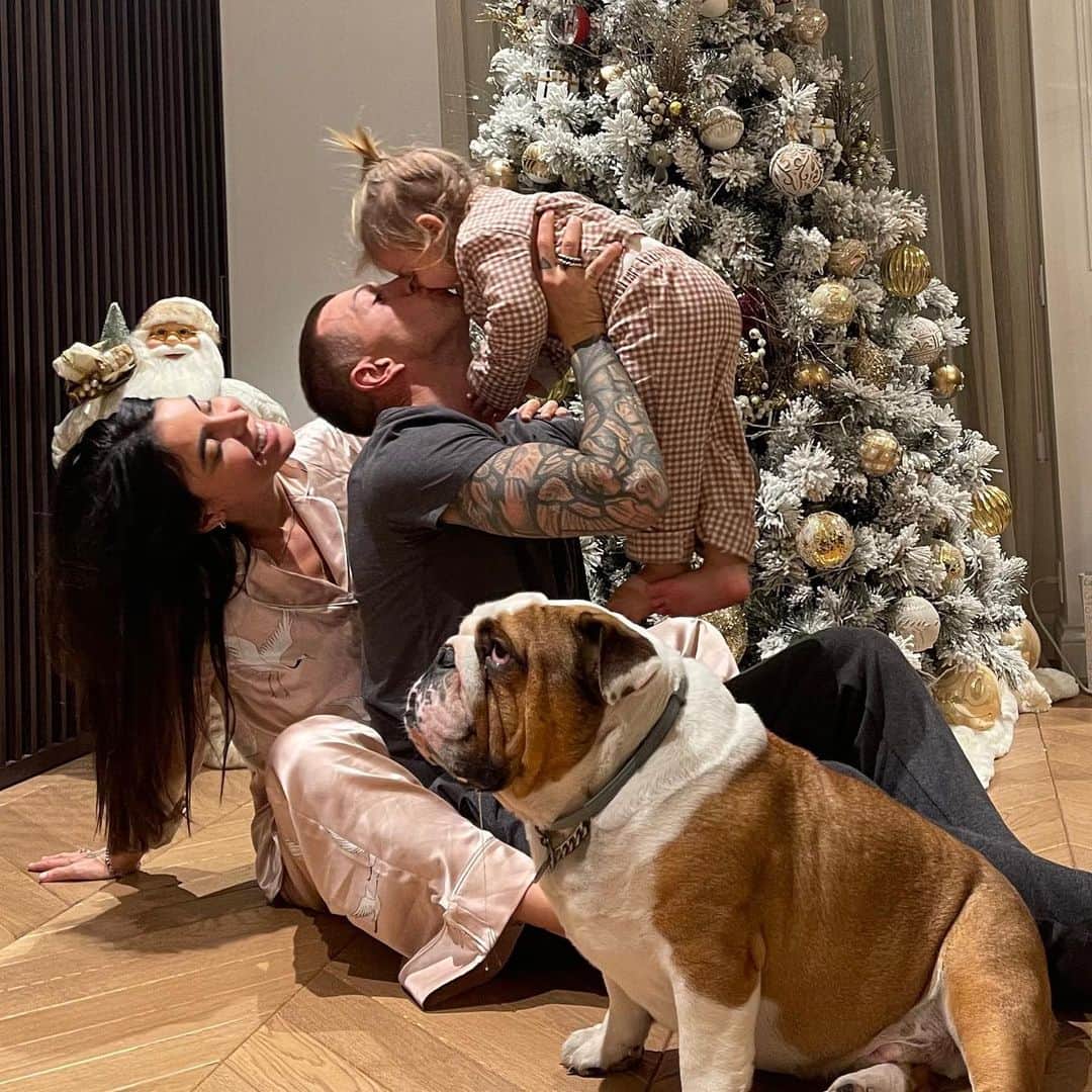 フェデリコ・ベルナルデスキのインスタグラム：「É stato un anno difficile, indubbiamente. Un anno che ci ha messo a dura prova, pieno di dubbi, di incertezze, di paure. Un anno in cui molti di noi hanno perso una persona cara, un amico, un padre, un nonno, un affetto speciale. E a loro va il mio pensiero e a te che sei sempre con noi, anche da lassú. É stato un anno surreale, che ci ha privato della nostra vita per come eravamo abituati a viverla. In questo periodo, però, vorrei pensare a quello che di buono ci ha insegnato, che solo rimanendo uniti si può superare tutto, solo con l’amore possiamo andare avanti e tornare piú forti di prima. Auguro a tutti un Buon Natale, sperando siate con le poche persone che contano davvero. Sará sicuramente un Natale diverso da tutti gli altri, ma vi auguro sia ugualmente speciale.」