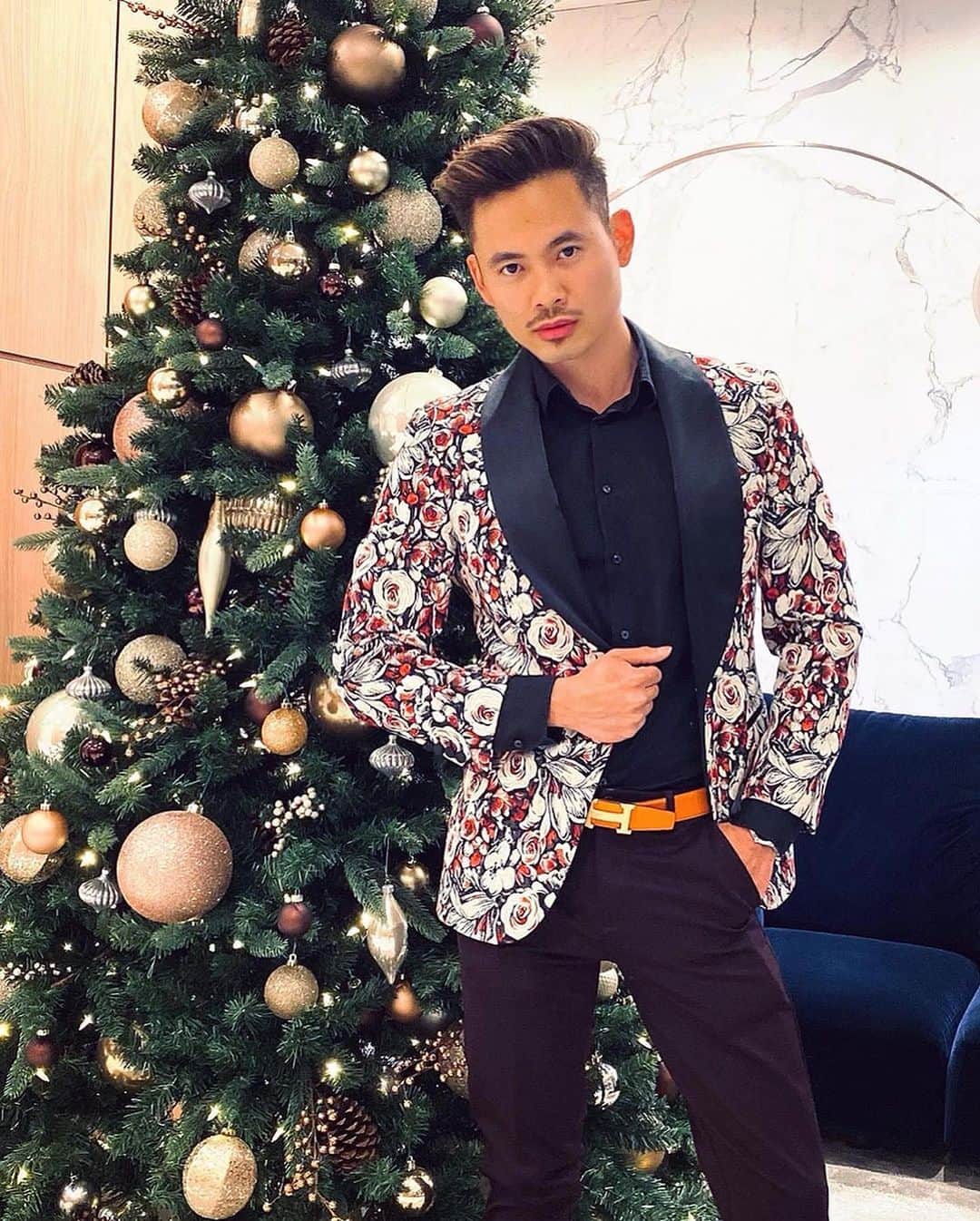 STYLE4GUYSのインスタグラム：「Merry Christmas everyone! A touch of burgundy By @StylebyTommy #stylebyTommy」