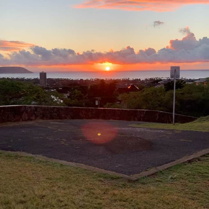 のインスタグラム：「Beautiful sunrise of Christmas Day!!  #kaimukiminipark #sunrise #朝活 #ハワイ暮らし#ハワイライフ」