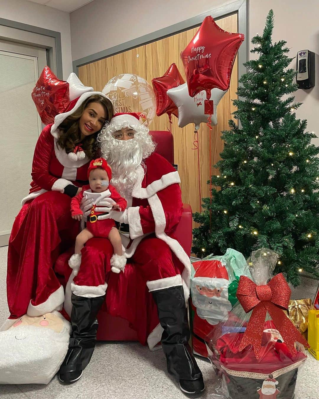 アシュリー・ケインさんのインスタグラム写真 - (アシュリー・ケインInstagram)「MERRY CHRISTMAS EVERYONE! 🤶🏽👶🏼🎅🏽 . Thank you to everyone at Birmingham Children’s Hospital on ward 18 for making it a special one! 🏥💫 . #christmas #merrychristmas #xmas #merryxmas #family #familytime #happy #love #santa #santaclaus #mrsclaus #firstchristmas #babysfirstchristmas #leukemia #leukemiawarrior #leukemiaawareness」12月26日 3時33分 - mrashleycain