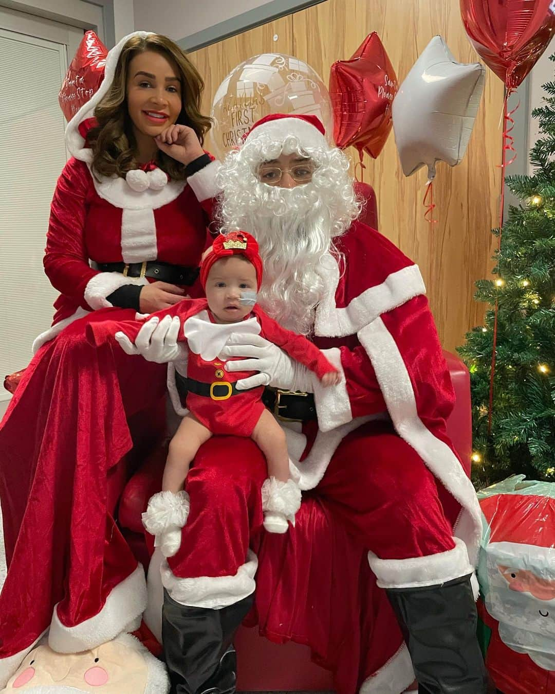 アシュリー・ケインさんのインスタグラム写真 - (アシュリー・ケインInstagram)「MERRY CHRISTMAS EVERYONE! 🤶🏽👶🏼🎅🏽 . Thank you to everyone at Birmingham Children’s Hospital on ward 18 for making it a special one! 🏥💫 . #christmas #merrychristmas #xmas #merryxmas #family #familytime #happy #love #santa #santaclaus #mrsclaus #firstchristmas #babysfirstchristmas #leukemia #leukemiawarrior #leukemiaawareness」12月26日 3時33分 - mrashleycain