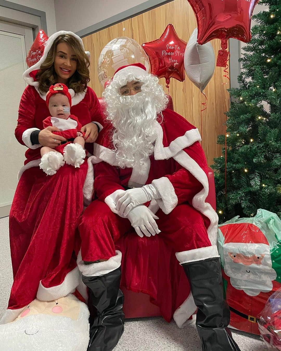 アシュリー・ケインさんのインスタグラム写真 - (アシュリー・ケインInstagram)「MERRY CHRISTMAS EVERYONE! 🤶🏽👶🏼🎅🏽 . Thank you to everyone at Birmingham Children’s Hospital on ward 18 for making it a special one! 🏥💫 . #christmas #merrychristmas #xmas #merryxmas #family #familytime #happy #love #santa #santaclaus #mrsclaus #firstchristmas #babysfirstchristmas #leukemia #leukemiawarrior #leukemiaawareness」12月26日 3時33分 - mrashleycain