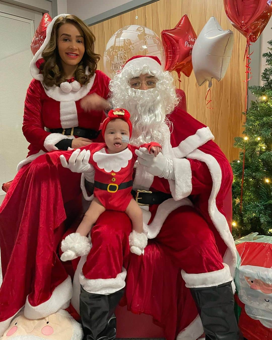 アシュリー・ケインさんのインスタグラム写真 - (アシュリー・ケインInstagram)「MERRY CHRISTMAS EVERYONE! 🤶🏽👶🏼🎅🏽 . Thank you to everyone at Birmingham Children’s Hospital on ward 18 for making it a special one! 🏥💫 . #christmas #merrychristmas #xmas #merryxmas #family #familytime #happy #love #santa #santaclaus #mrsclaus #firstchristmas #babysfirstchristmas #leukemia #leukemiawarrior #leukemiaawareness」12月26日 3時33分 - mrashleycain