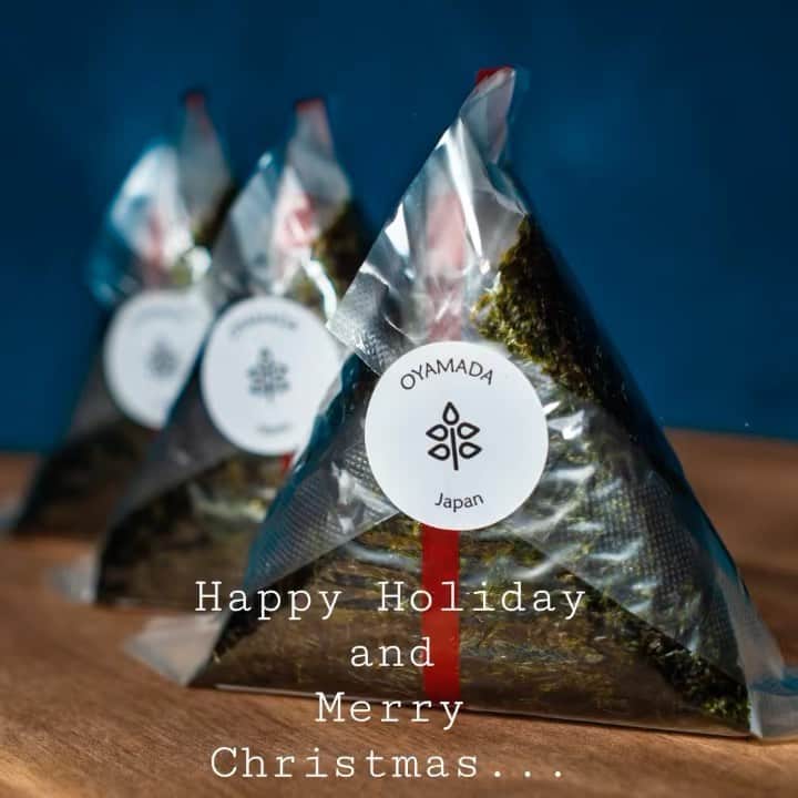小山田サユリのインスタグラム：「Happy Holidays 🎄 I am fortunate to have all of you and I only hope 2021 brings happiness and health...  OYAMADA Japan website >> https://www.oyamadajapan.com  #oyamadaonigiri by #sayurioyamada  #riceball #japanesefood #onigiri #nyc #manhattan」