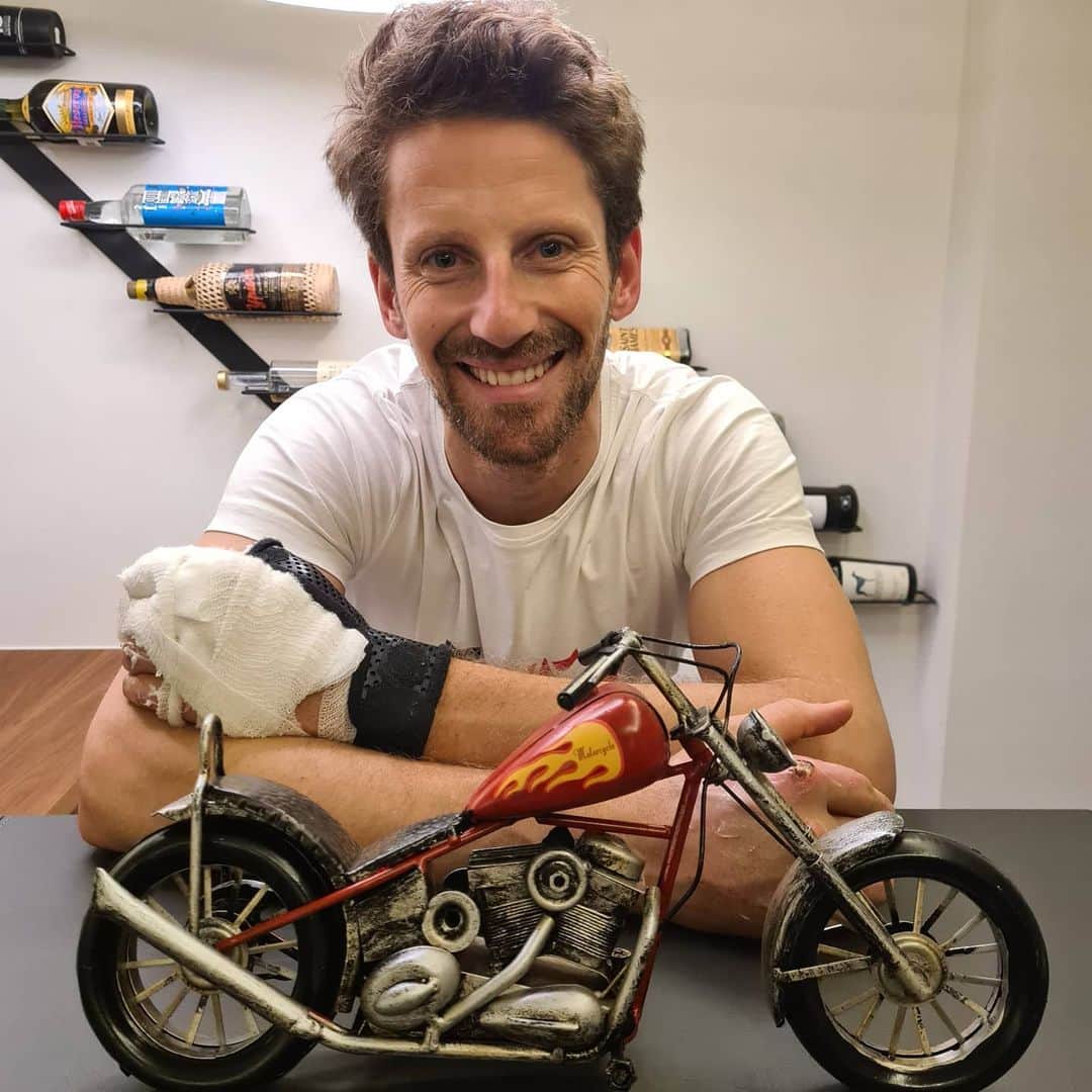 ロマン・グロージャンのインスタグラム：「Enjoyed Xmas a lot. So happy to be here with here with my 3 monkeys and @mariongrosjean ❤❤❤」