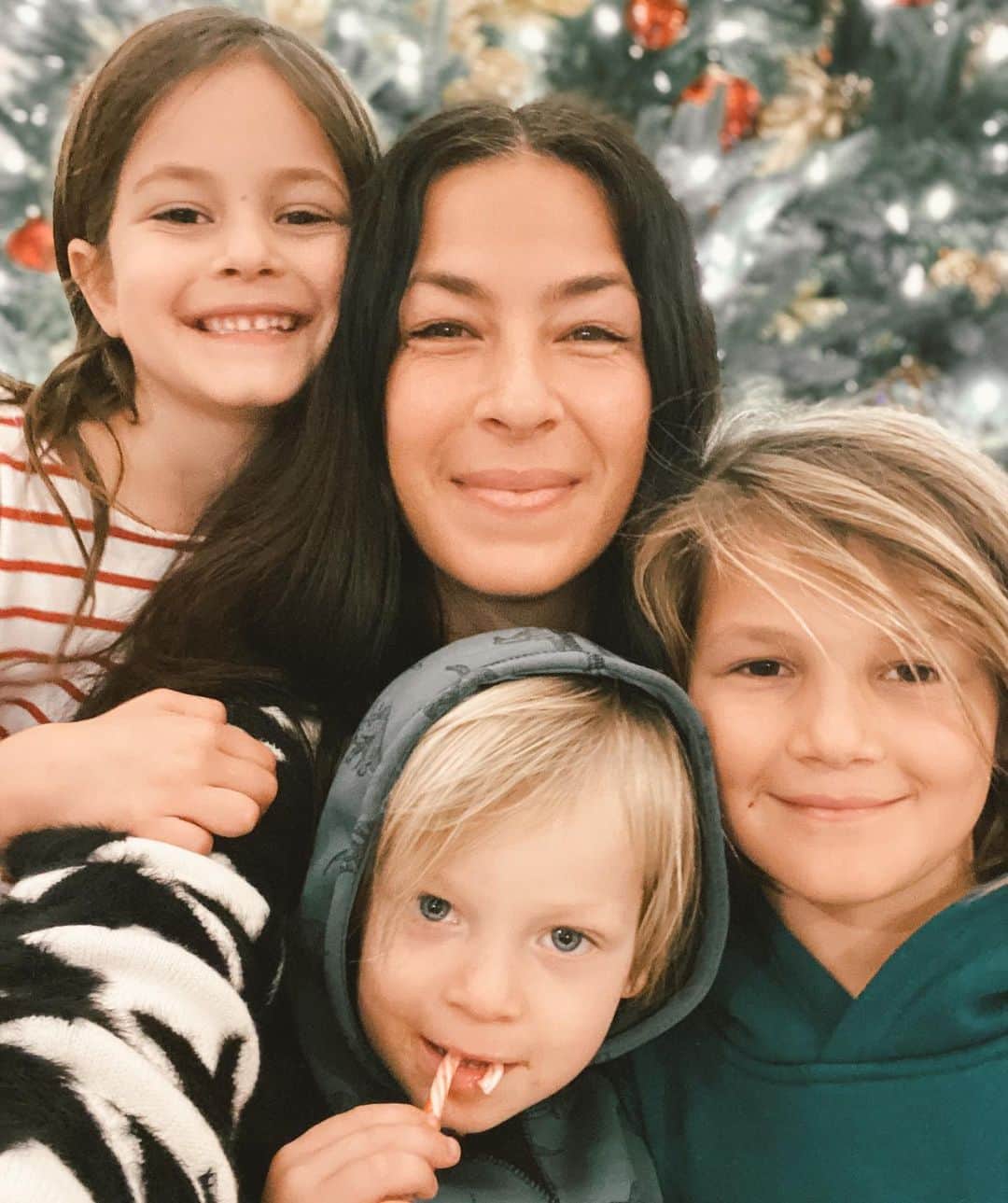 レベッカミンコフのインスタグラム：「While I don’t celebrate #christmas, I have always loved the tradition and gone to friends houses growing up to take part in their festivities. It feels like the one of the few days of the year that work stops, the world takes a break and family comes first. I am grateful for this and hoping you have a truly special holiday.  Xxx」