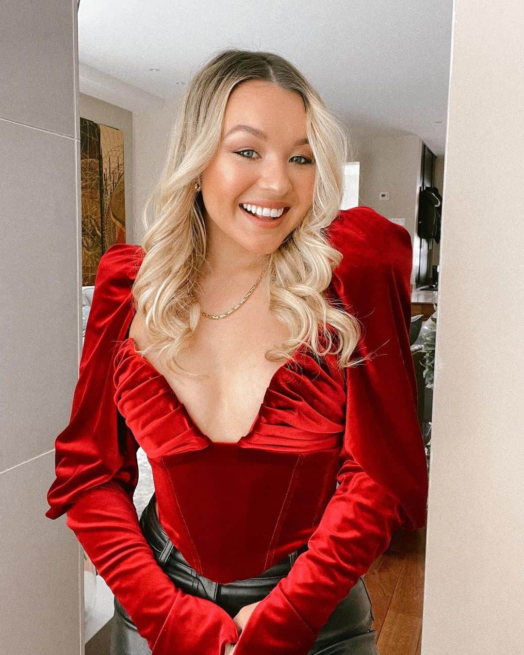 トーリ・ウェブスターのインスタグラム：「all dressed up like a Christmas decoration 🎄✨😏 now... time for champagne. 🥂」