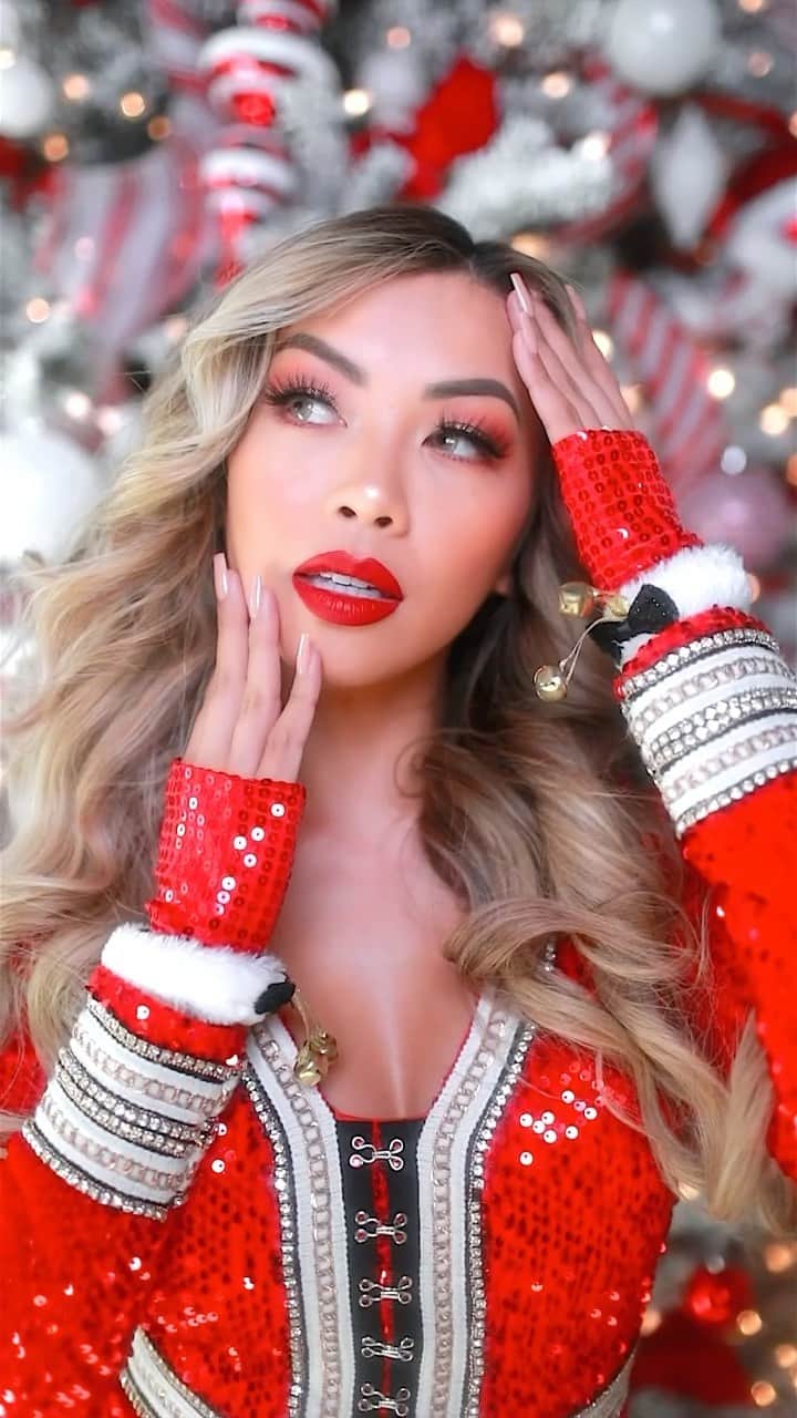 リアン Vのインスタグラム：「Had to sleigh on Christmas Day! 😘  Happy Holidays Everyone! 💋   Video : @kamillanichole  Makeup : @bhcosmetics  Contacts : @desioeyes “Delicious Honey”」