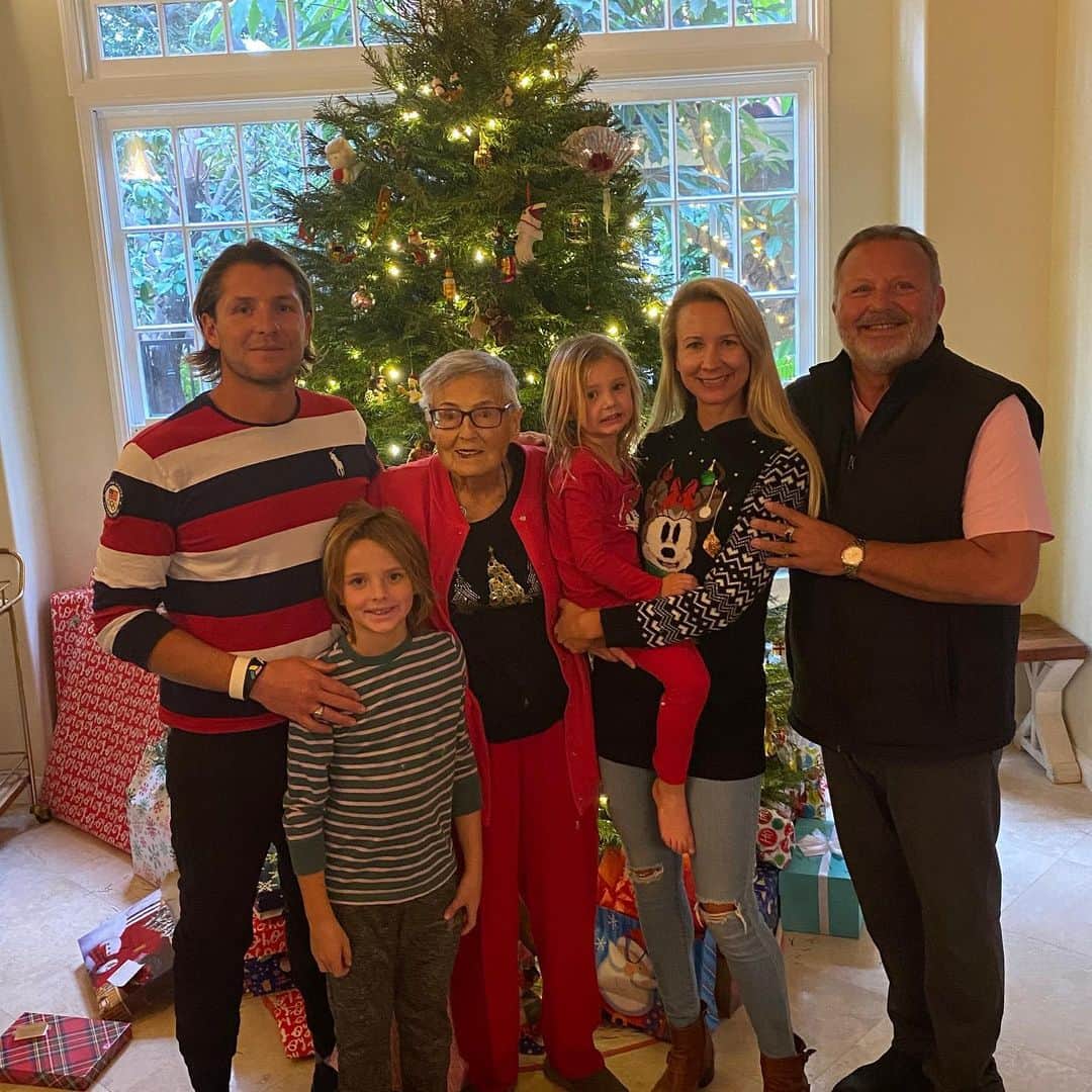 トニー・アゼベドのインスタグラム：「Merry Christmas 🎄🎁」