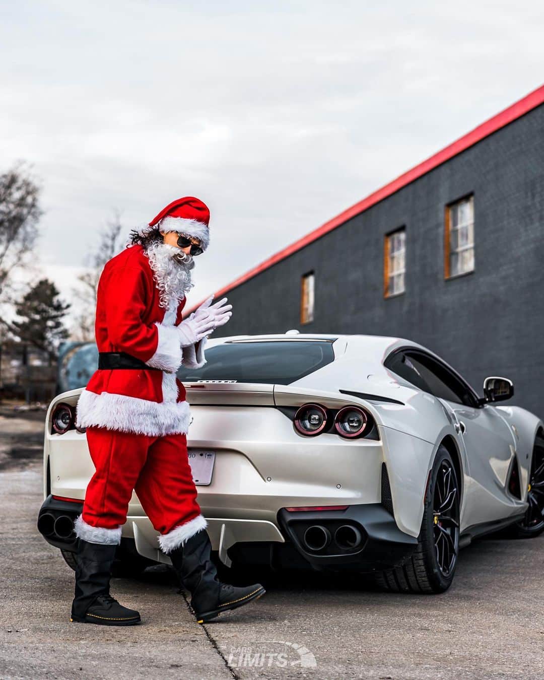 CarsWithoutLimitsさんのインスタグラム写真 - (CarsWithoutLimitsInstagram)「Merry Christmas from @alu63 & @rafi.cpe 🎅🏼   #carswithoutlimits #ferrari」12月26日 3時42分 - carswithoutlimits