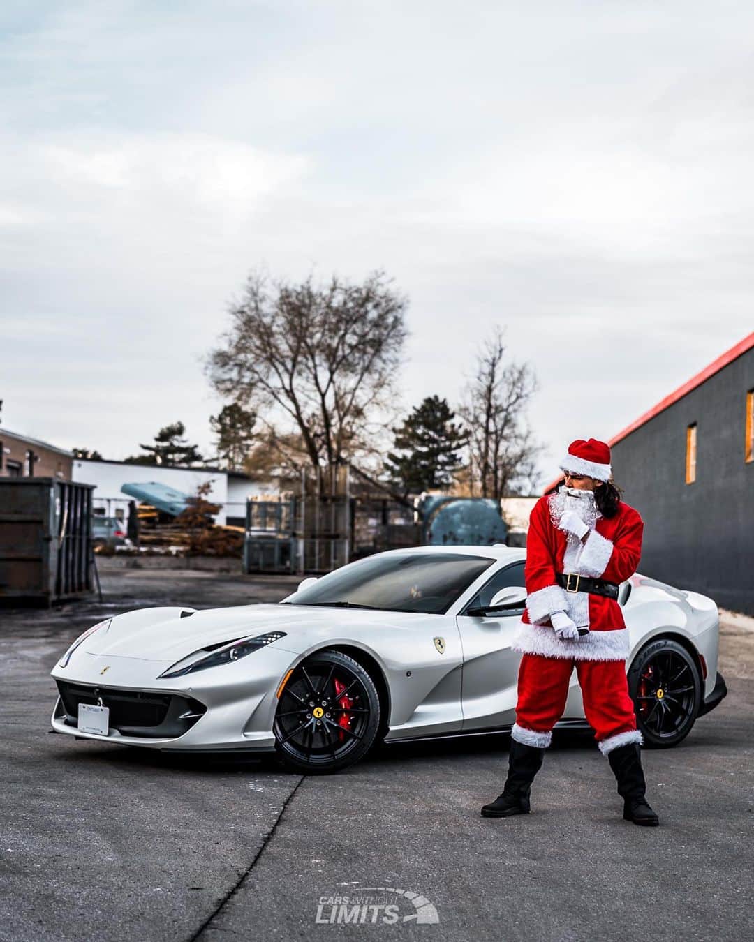 CarsWithoutLimitsさんのインスタグラム写真 - (CarsWithoutLimitsInstagram)「Merry Christmas from @alu63 & @rafi.cpe 🎅🏼   #carswithoutlimits #ferrari」12月26日 3時42分 - carswithoutlimits