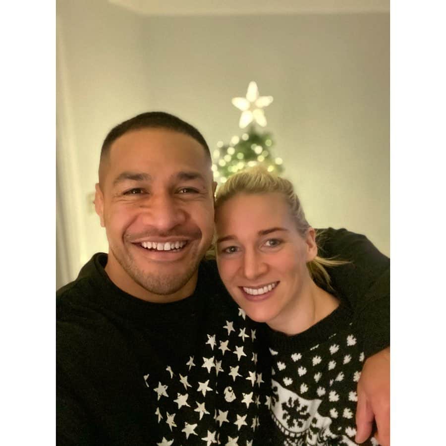 ジェンマ・ボナーのインスタグラム：「Merry Christmas from me + mine to you + yours ❤️」