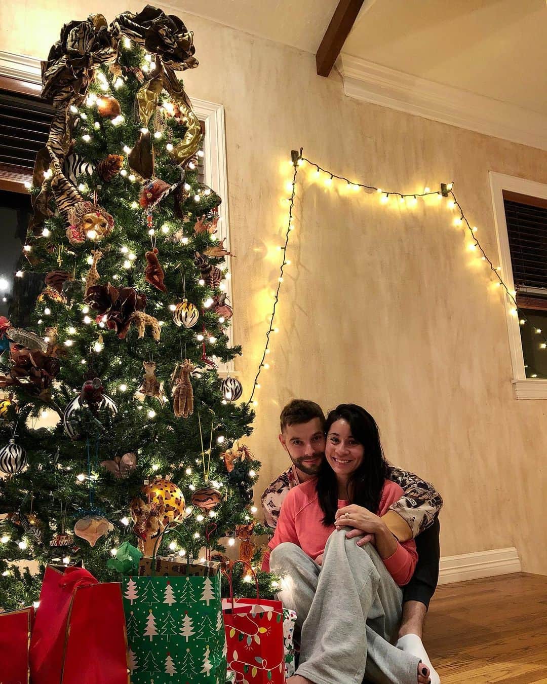 マリッサ・キングのインスタグラム：「Merry Christmas to all those more far than near this year. May this holiday season be filled with joy, peace and happiness during this difficult time. Keep up those amazing spirits as we celebrate the end of the year 🎄❤️ Sending so much love from us to you around the world today 😘🎉 xoxoxox • • • #favoritetimeofyear #happyholidays #fromustoyou #merrychristmas #holidayseason #happyspirit #celebratewithlove #tree #presents #together #love」