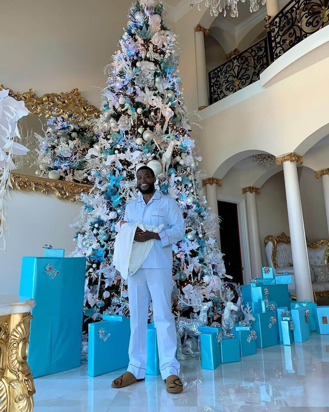 グッチ・メインのインスタグラム：「Best Christmas gift ever my son ICE DAVIS thank you babe I love you and appreciate you MrsDavis ❤️ @keyshiakaoir」