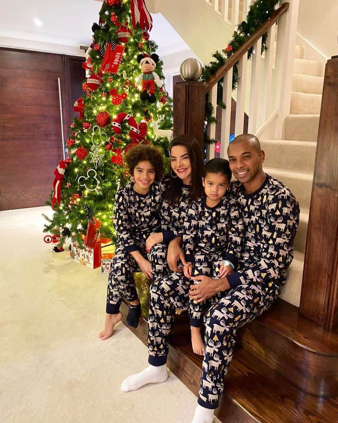 フェルナンジーニョのインスタグラム：「Another year is coming to an end and it's time to thank God for all the good things, and hope for a better 2021. Christmas gives us an opportunity to pause and reflect on the important things around us. I am thankful for being blessed with my lovely family 🙏🏾💙 Merry Christmas to everyone! From my family to all of you. 🎅🏾 . Mais um ano que vai terminando e é hora de agradecer a Deus por tudo que temos, com esperança de um 2021 melhor. O Natal nos dá a oportunidade de parar e pensar nas coisas mais importantes que nos rodeiam. Sou grato por estar com minha família abençoada. Um Feliz Natal, da minha família para todos vocês.」