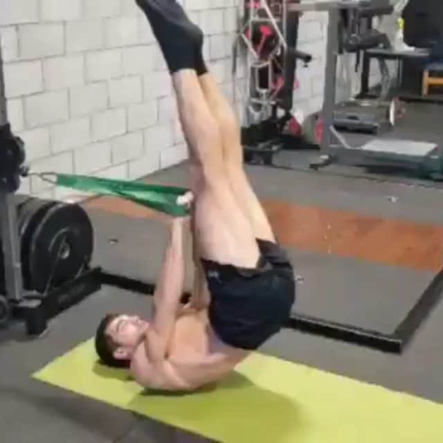 ニコラ・ナドゥーのインスタグラム：「Merry Christmas from me to my abs! No workout today buddy! Let's be fat for a couple days shall we!」