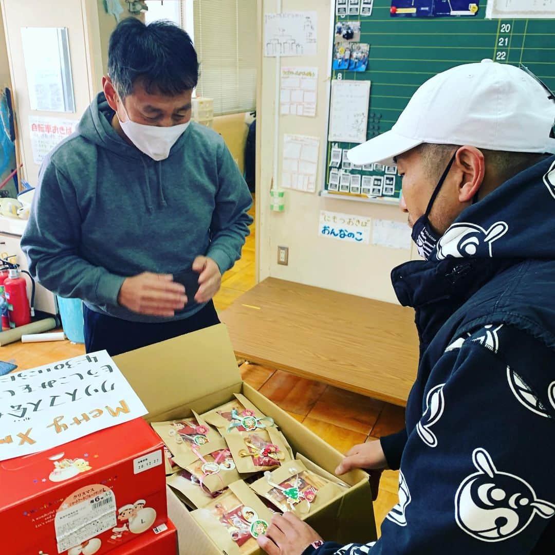 SHINGO★西成さんのインスタグラム写真 - (SHINGO★西成Instagram)「#SHINGO西成と100人のサンタ  オレらの情熱がみんなの笑顔と元気になりました。 昨日12月25日金曜、西成の4ヶ所の児童施設にホールケーキを36個216名分をプレゼントしてきました！ ご協力いただいた皆さんありがとうございましたホンマ！改めて報告します。 #ジョニーのからあげ木津市場BASE も220人分揚げたておおきに！  #気づいてくれる人は必ずいる  #ニチダイ #regcrew #originalgrain #shingo西成 #昭和レコード」12月26日 14時41分 - shingo_ghetto