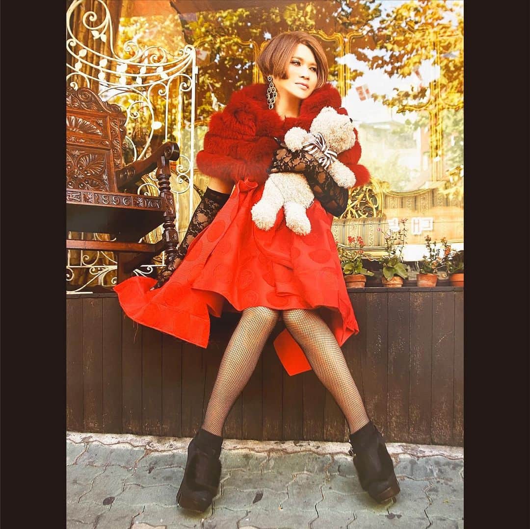 IKKO【公式】さんのインスタグラム写真 - (IKKO【公式】Instagram)「懐かしの1枚〜in梨泰院❤️❤️❤️  コム・デ・ギャルソンにランバンの靴〜😁✨✨」12月26日 14時43分 - love_ikko