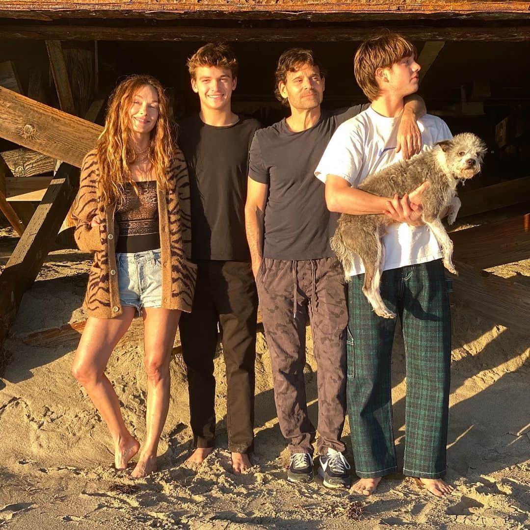 ケリーウェアスラーのインスタグラム：「CHERISH THE MOMENT. Merry X-MAS from my family to yours... XK」